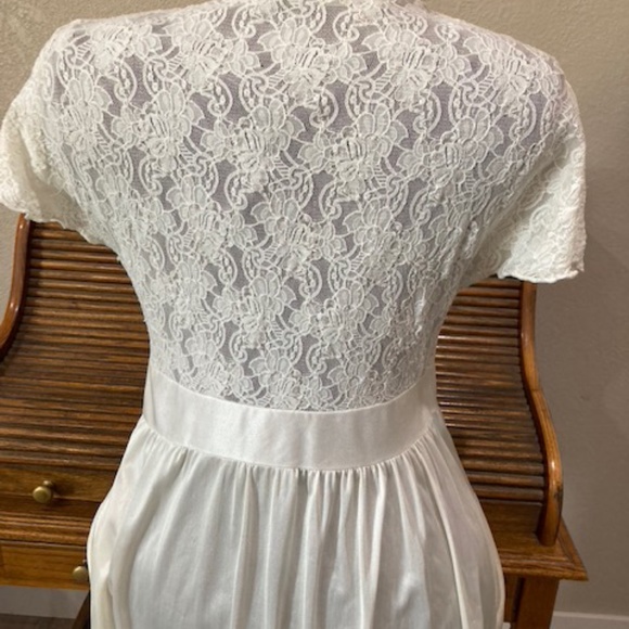 Medium ivory dressing robe - Picture 4 of 5